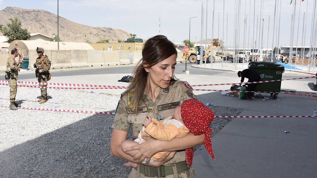 Kabul カブール：トルコの女性ジャンダルマ兵士がアフガン難民の赤ちゃんを助ける