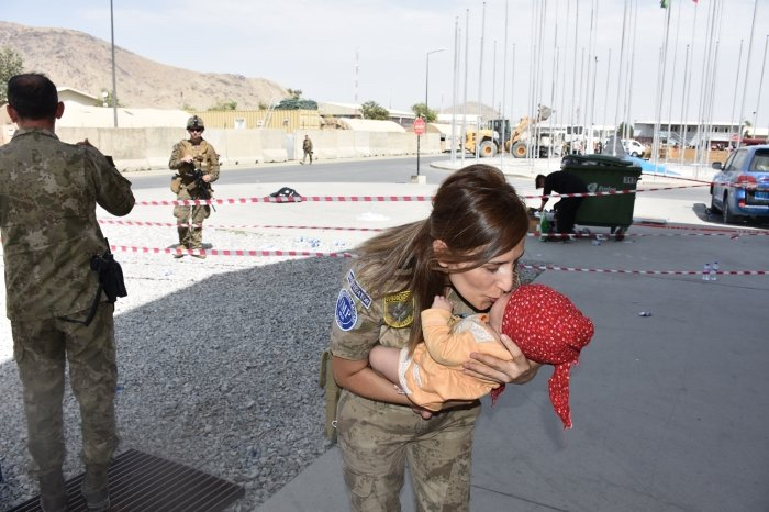 カブール：トルコの女性ジャンダルマ兵士がアフガン難民の赤ちゃんを助ける