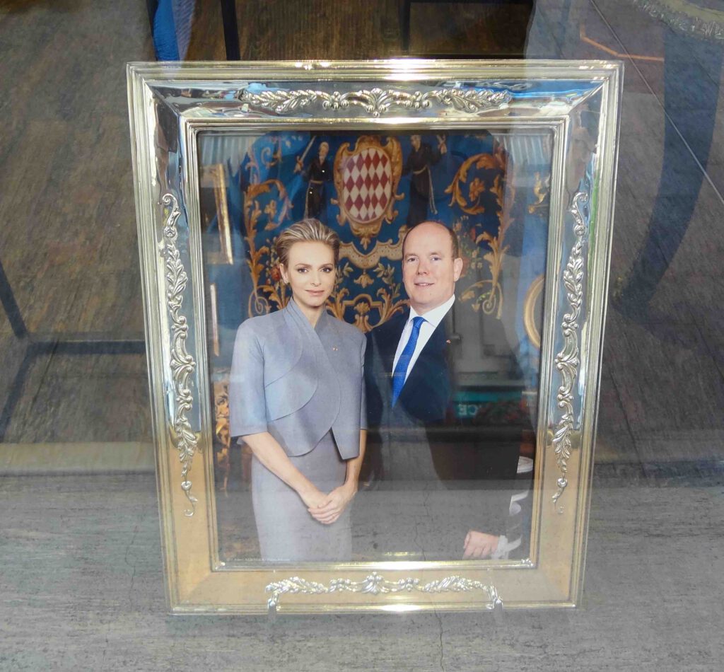 モナコ公国の君主アルベール2世とシャルレーヌ (モナコ公妃)