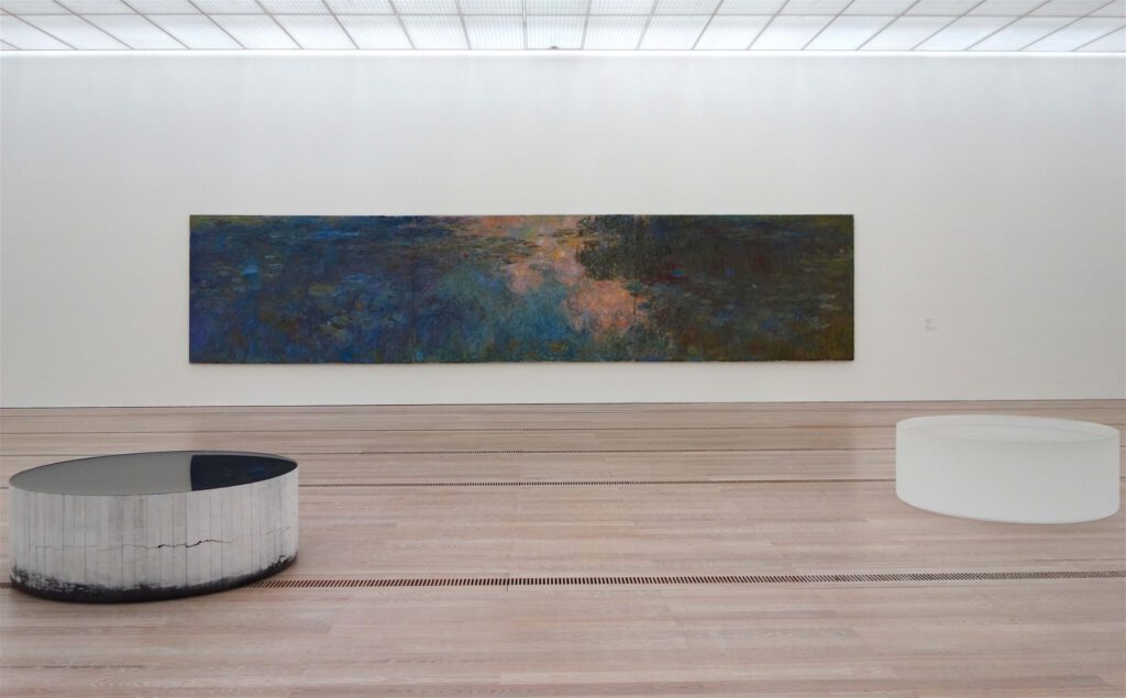 Claude Monet "Le bassin aux nymphéas" ca. 1917-1920, oil on canvas together with Roni Horn “Opposites of White” 2006-2007 (front), Beyeler Fondation September 2021