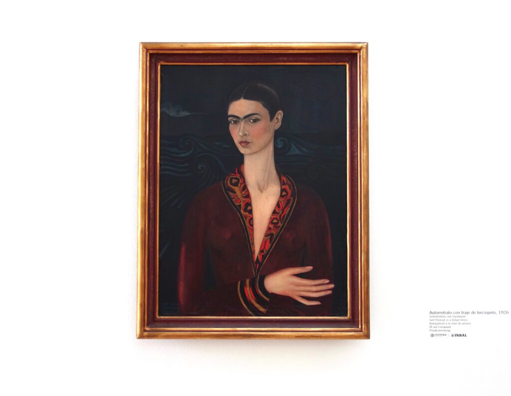 フリーダ・カーロ「ベルベットのドレスを着た自画像」 油絵、79.7 x 59.9 センチ、1926年