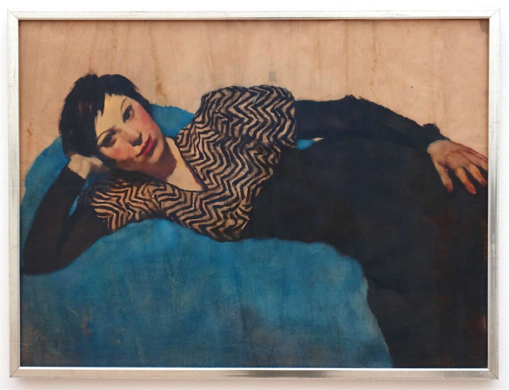 ロッテ・ラーゼルシュタイン「横になる女子、青背景」紙に油彩、69 x 93 センチ、約1931年