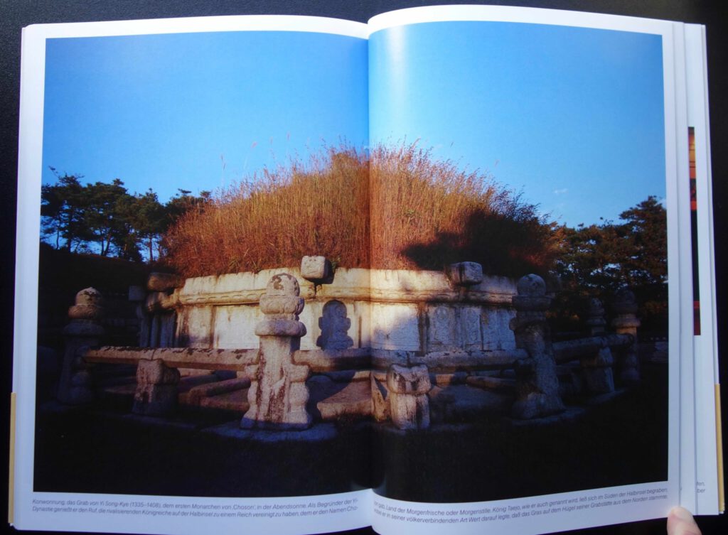 夕陽に照らされた朝鮮王朝初代君主、李成桂（1335-1408）の墓であるコンウォンヌン（健元陵）