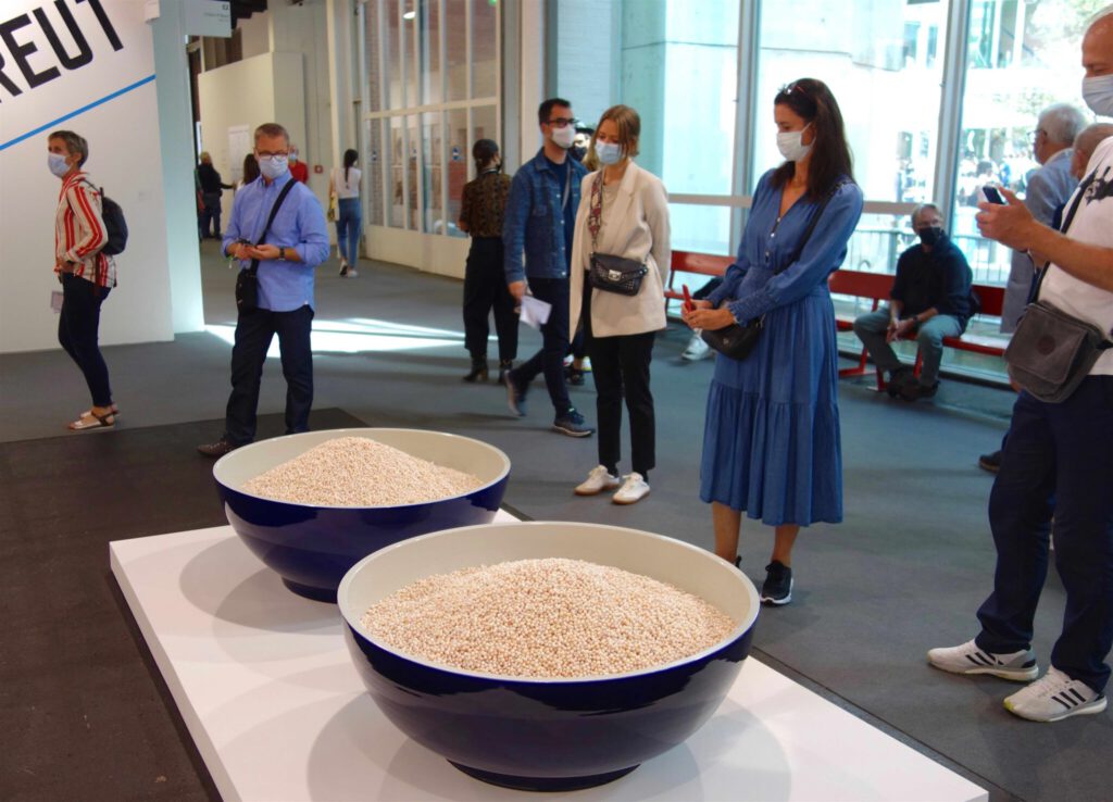 アイ・ウェイウェイ Ai Weiwei “Bowl of Pearls” 2009, Porcelain and pearls (WEIW090023)(LISSON GALLERY)