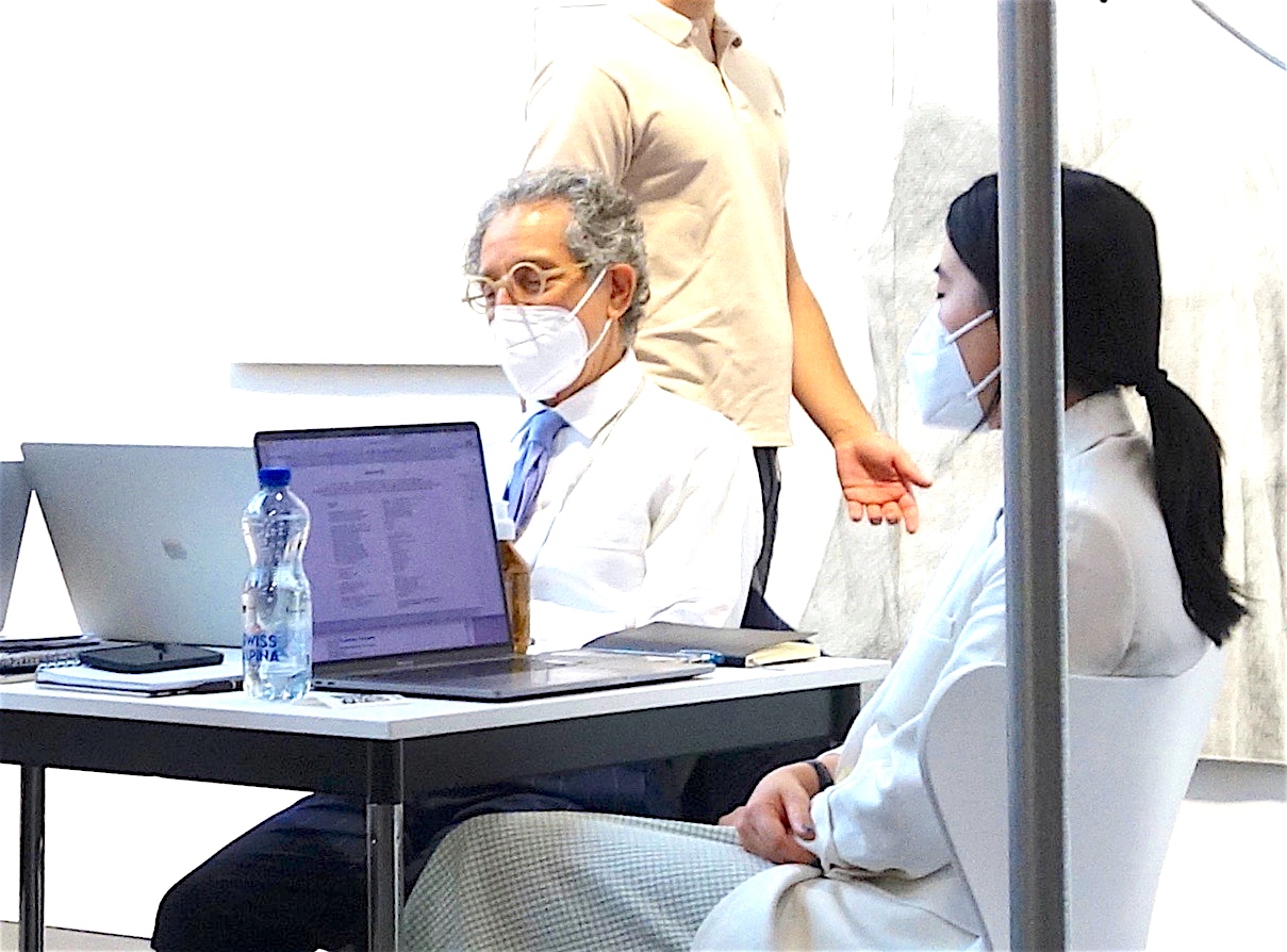 アート・バーゼルで寝ている