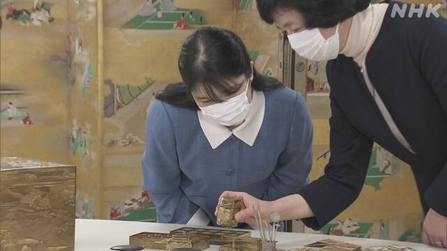 Prinzessin Aiko bei der Betrachtung antiker, japanischer Teezeremonie Utensilien im Museum der Kaiserlichen Sammlungen