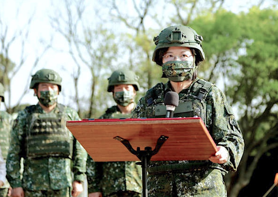 台湾の陸軍で行われた予備兵の訓練を視察し、あいさつする蔡英文総統=3月12日