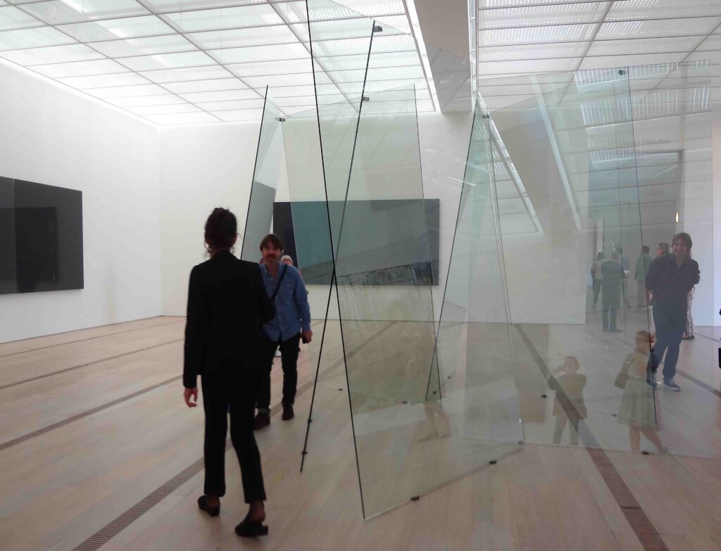 ゲルハルト・リヒター Gerhard Richter 7 Scheiben (Kartenhaus) 2013, Glas und Stahl (Privatsammlung)