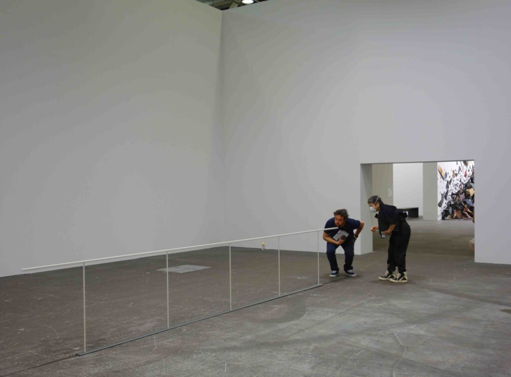 内藤 礼 NAITO Rei breath 2018-2022. Installation water, painted stainless steel, flower, glass jar, mirror; 600 x 1000 x 1250 cm