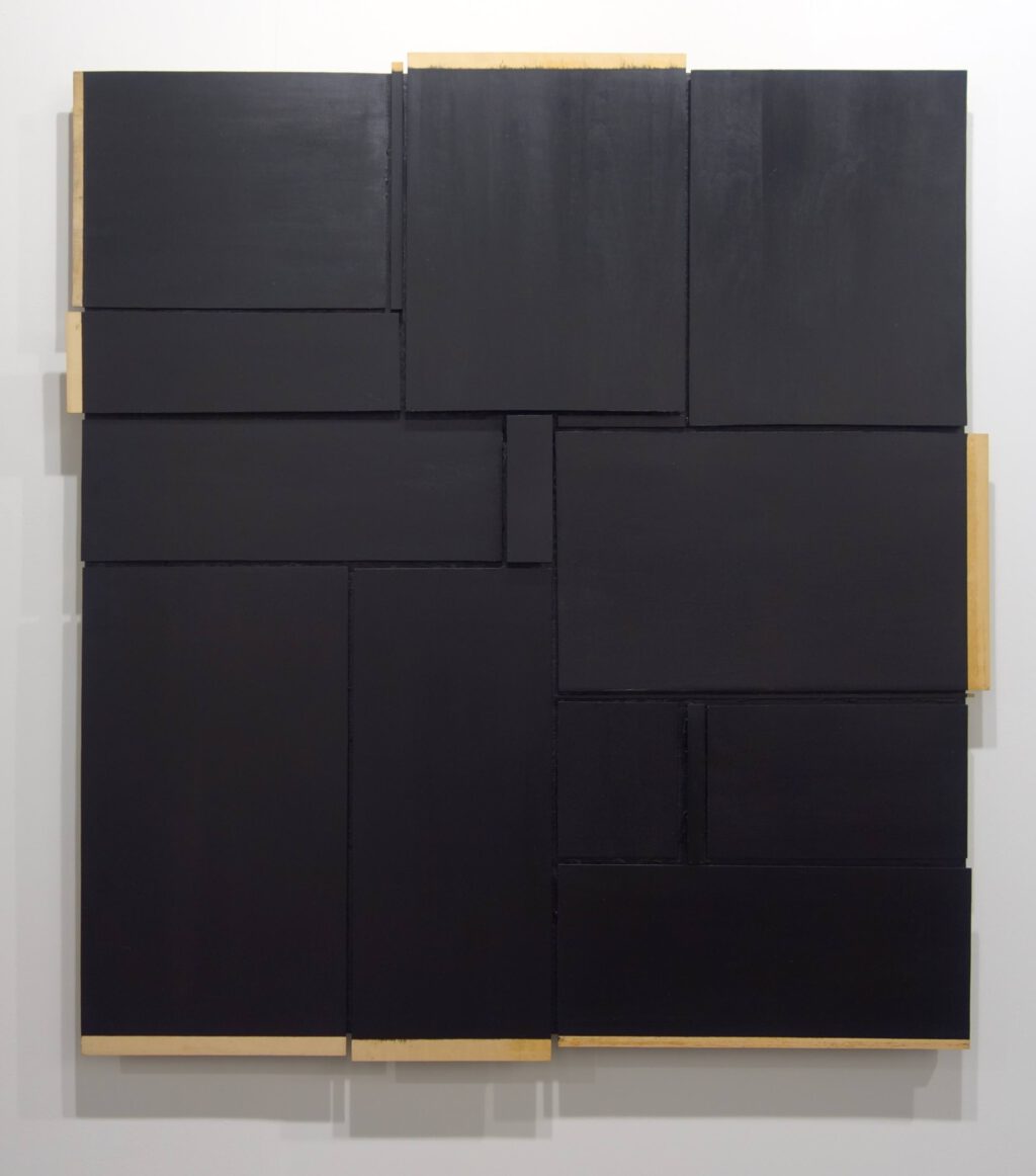 菅 木志雄 SUGA Kishio PROTRUSION BLACK 1987 Veneer board, lacquer 126 x 116 x 5 cm @ TOKYO GALLERY + BEIJING TOKYO ART PROJECTS
