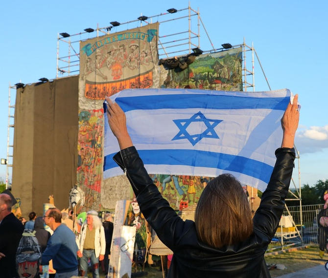 Pro-israeli demonstrator in front of People’s Justice while being dsimatled.