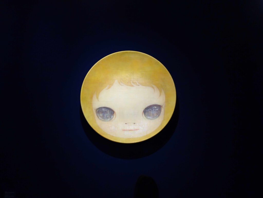 奈良美智 NARA Yoshitomo ”Lonely Moon Voyage of the Moon” 2006. Acrylic on cotton mounted on FRP, Diam. 180 x 26 cm. 金沢21世紀美術館 21st Century Museum of Contemporary Art, Kanazawa
