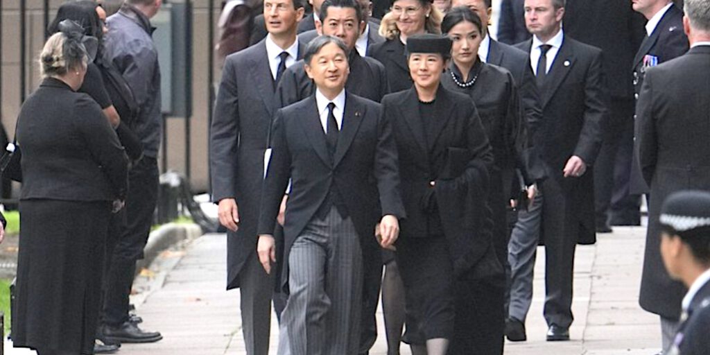 天皇陛下、エリザベス女王国葬でノーマスク Emperor Naruhito and Empress Masako of Japan, front, arrive for the funeral service of Queen Elizabeth II at Westminster Abbey in London on September 19, 2022