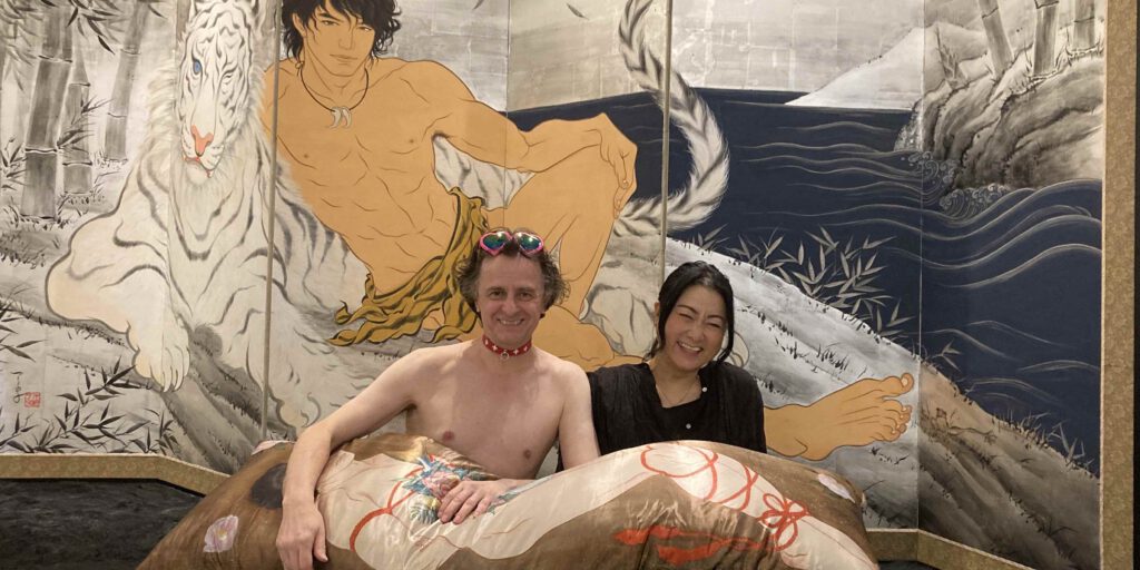 木村了子 と 亜 真里男 KIMURA Ryoko and me, in front of her work "We Are Asian Tigers" 「鰐虎図屏風 俺たちアジアの虎」(2009/2021) 1. October 2022 @ DUB GALLERY AKIHABARA