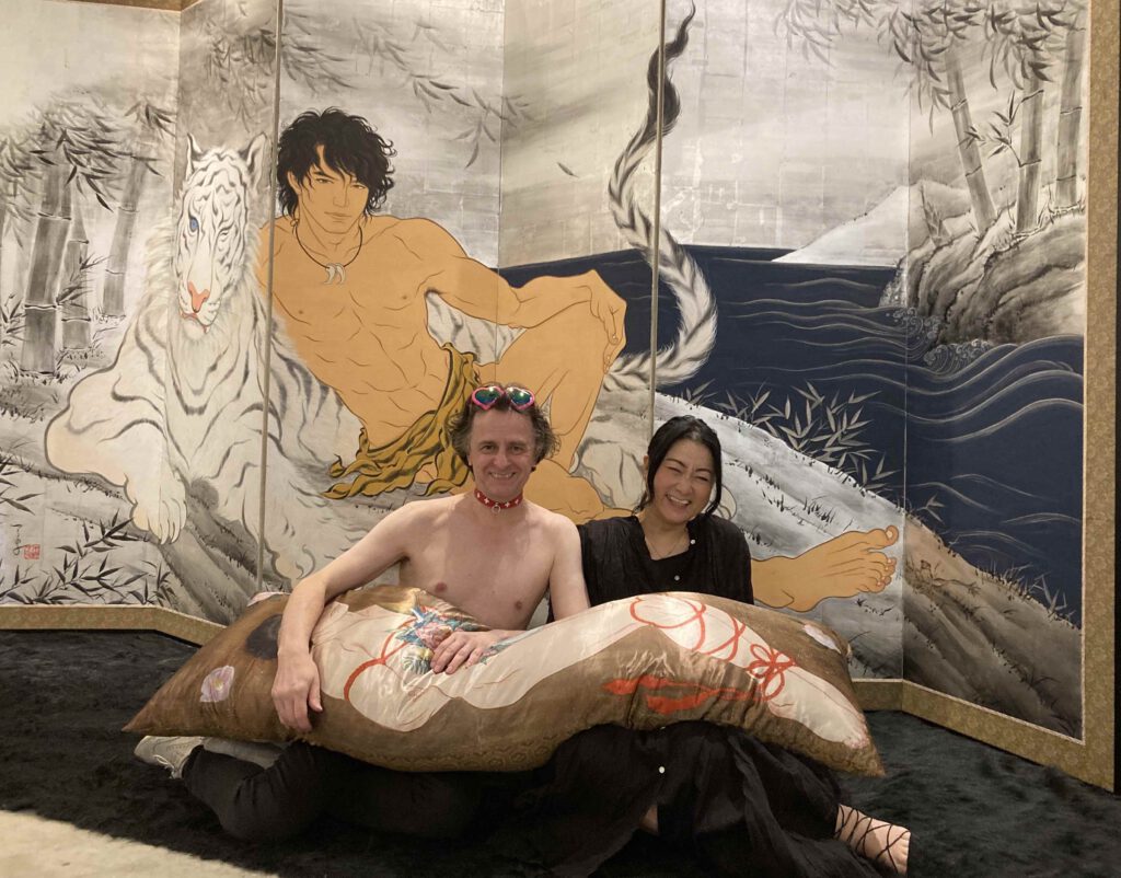 木村了子 と 亜 真里男 KIMURA Ryoko and me, in front of her work "We Are Asian Tigers" 「鰐虎図屏風 俺たちアジアの虎」(2009/2021) 1. October 2022 @ DUB GALLERY AKIHABARA