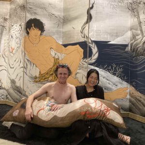 木村了子 と 亜 真里男 KIMURA Ryoko and me, in front of her work ”We Are Asian Tigers” 「鰐虎図屏風 俺たちアジアの虎」