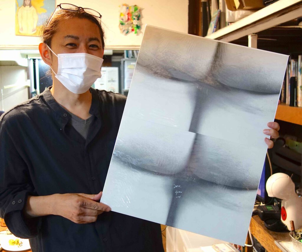 Artist MISUGI Renji 三杉レンジ with ONO Yoko’s original, signed work (still photo from the ‘Film Number Four’)