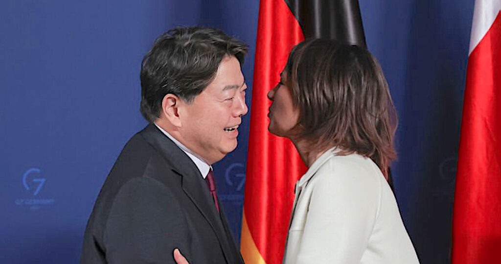 ノーマスク林芳正外務大臣がアナレーナ・ベアボックドイツ外務大臣をキスした