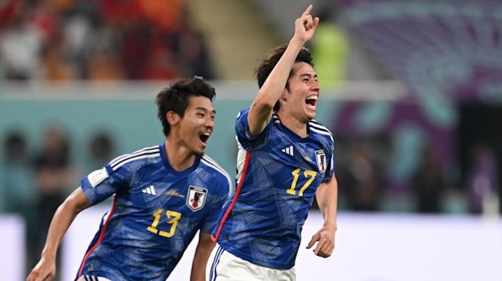 日本がスペインに2-1で逆転勝ちし、チームの2点目を決めて喜ぶ田中碧 (17)
