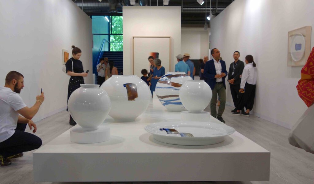 Installation view. Collaboration works by 李 禹煥 Lee Ufan with PARK Young-sook Untitled 2019 a.o., Porcelain, painted and glazed @ Gallery Hyundai, Art Basel 2023