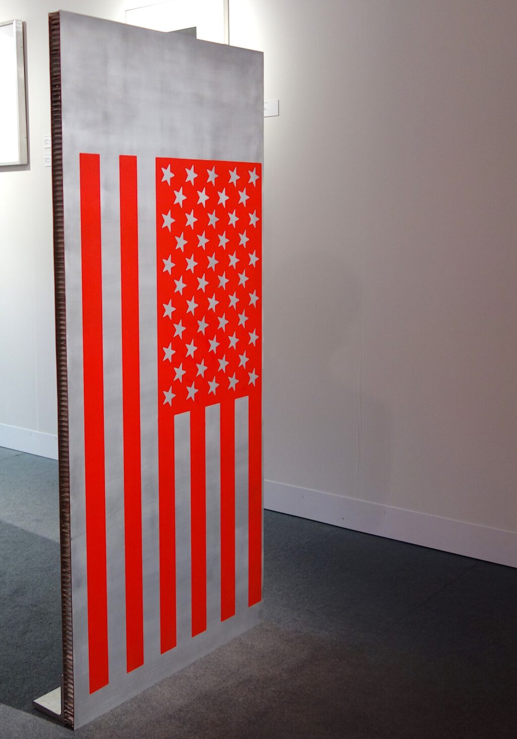 Cady Noland キャディ・ノーランド Untitled (flag) 1992, Silkscreened red ink on aluminium, 140 x 66 x 13 cm
