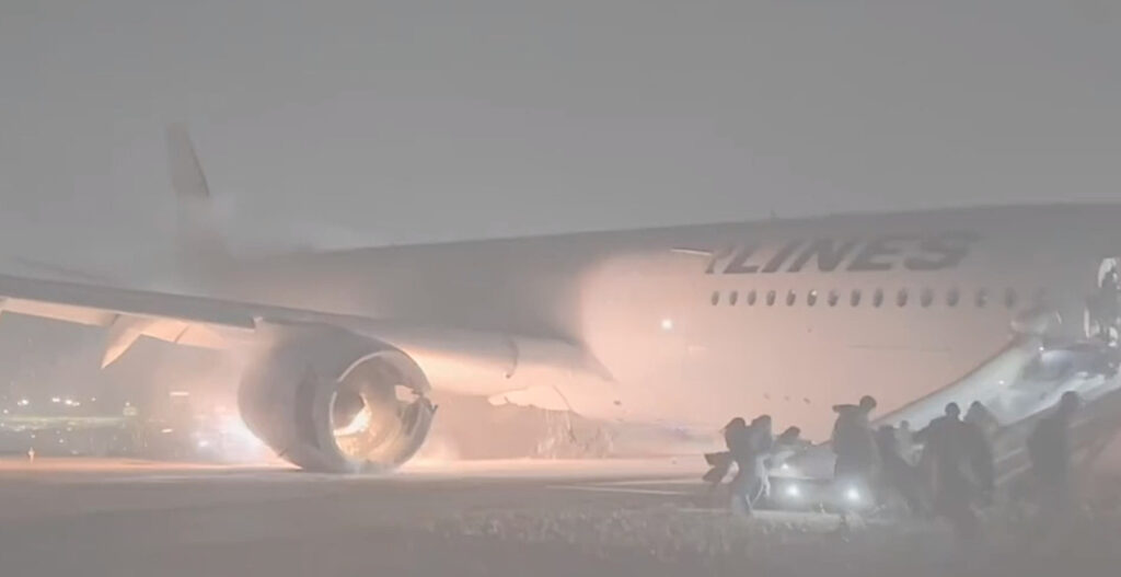 Passengers escape as the jet engine continues to spark 1