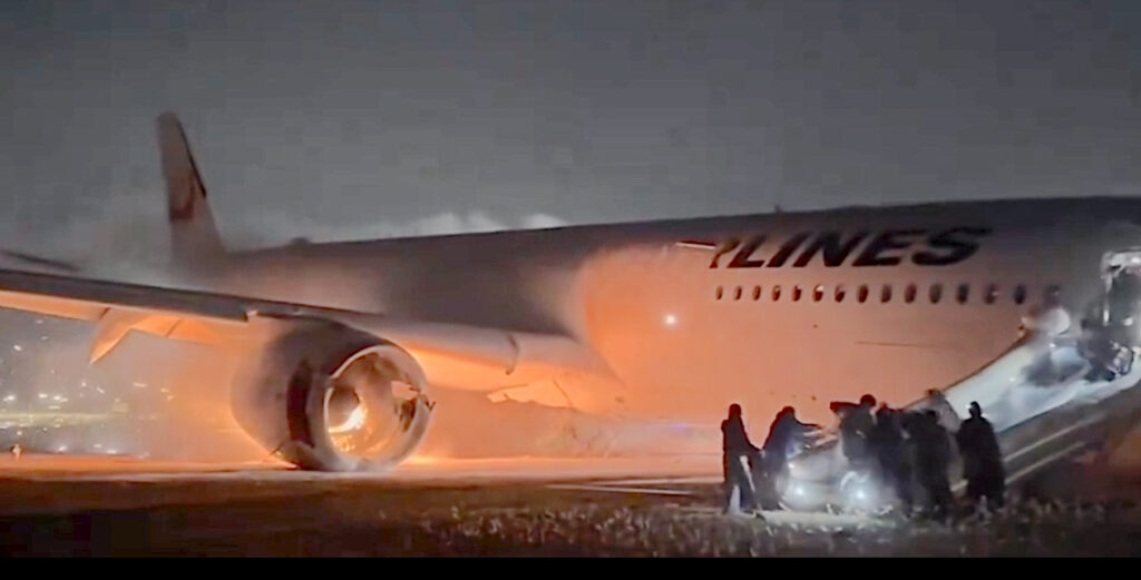 Passengers escape as the jet engine continues to spark 2