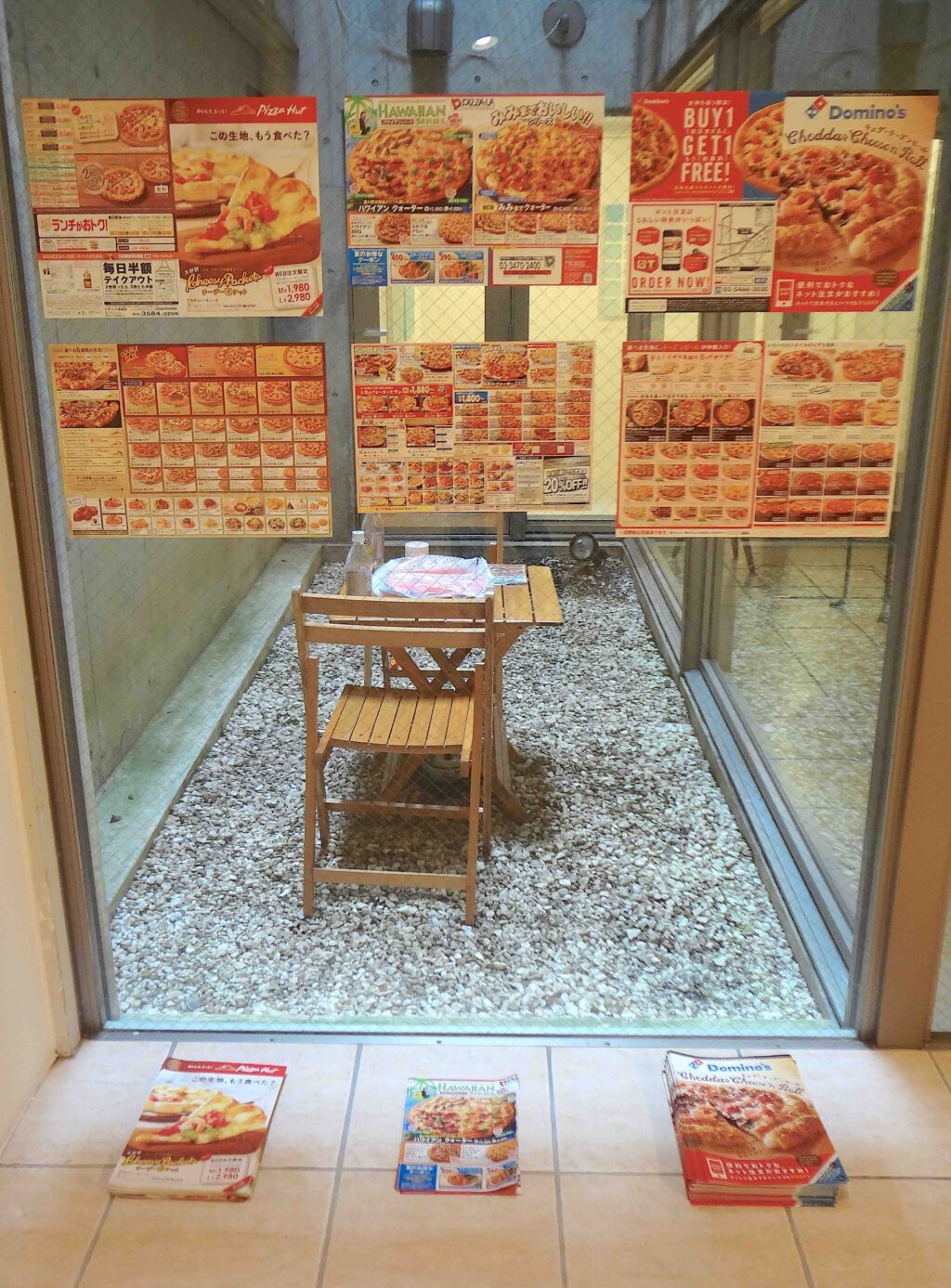 橋本聡 HASHIMOTO Satoshi Fw Pizza Delivery 2014. Menu of pizza delivery, chairs, table