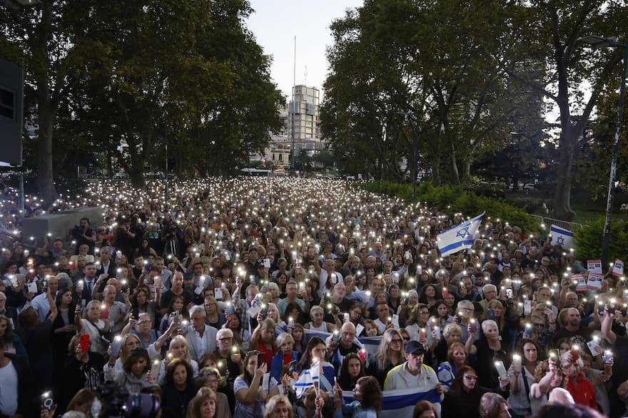 Familiares de los rehenes argentinos pidieron la liberación en Parque Centenario
