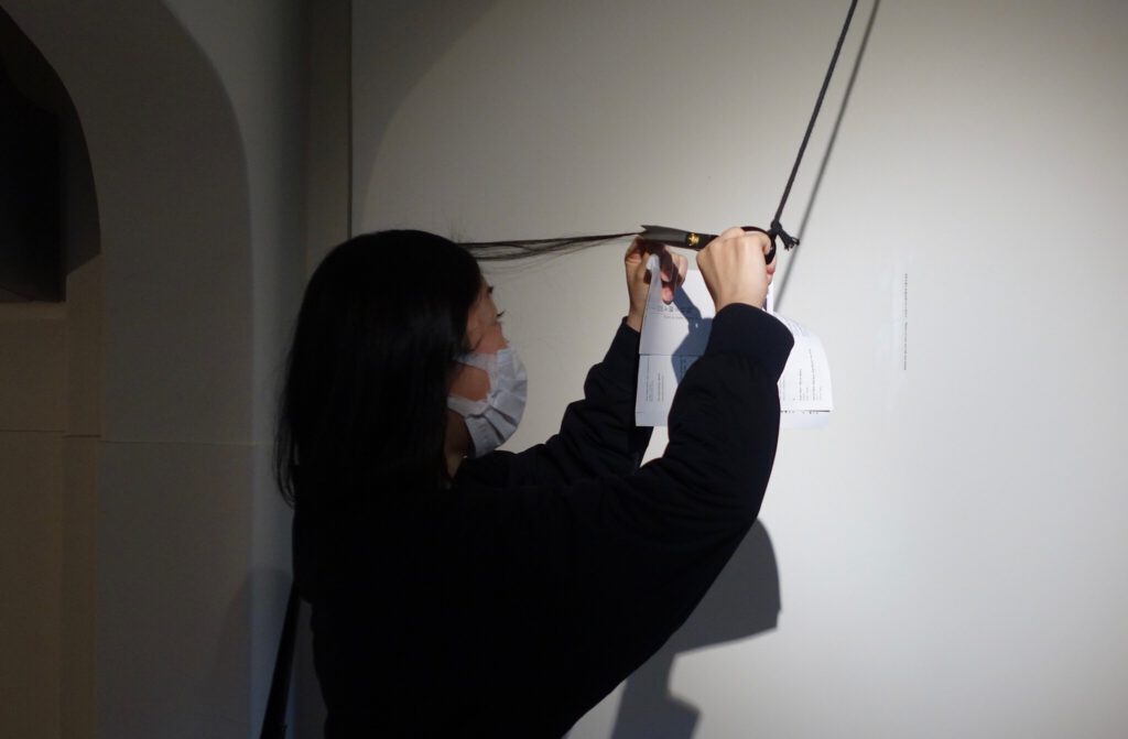 HASHIMOTO Satoshi 橋本聡 “Please cut your own hair and clothes” (2019) (Scissors, shadow, hair and clothes of visitors) , CURATION – FAIR Tokyo ‘Exhibition’ @ kudan house