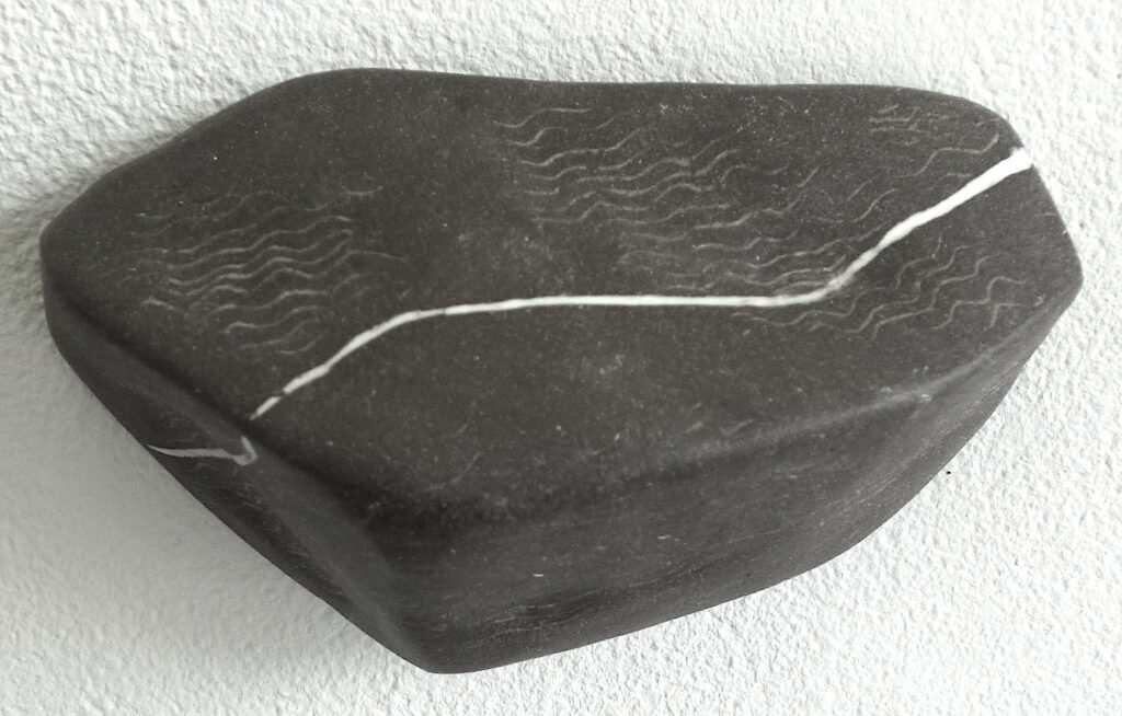 Habima Fuchs “Matter in Eternity (Stones) ” 2024, unique, 10 x 15 x 5 cm, ceramic and porcelain, detail_2