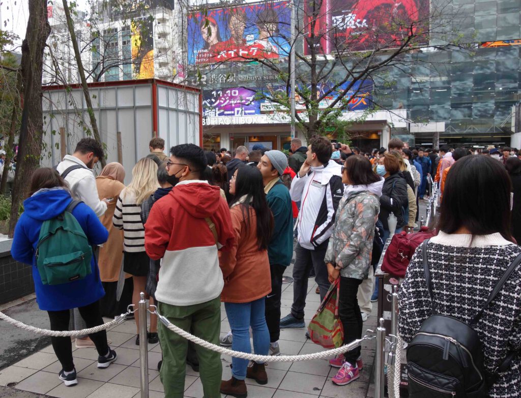 Long queue in front of Hachikō ハチ公 :「ハチ公の部屋」”Hachikō’s Room” by NISHI Tatsu 西野達 on 12th of November 2023