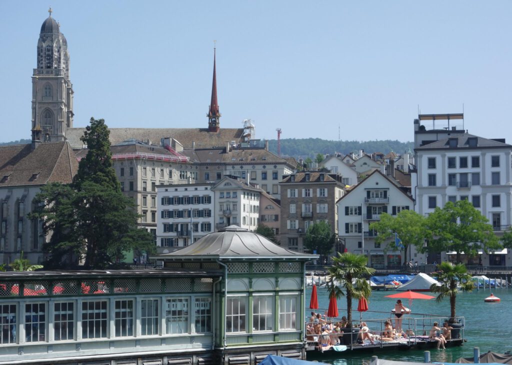 Frauenbad、裸婦の姿の女性たちもいる