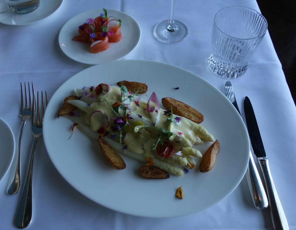 asperges blanches hollandaise, saumon fumée, pomme de terre