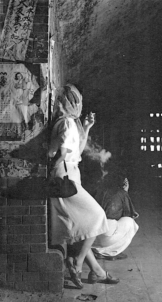 Japanese prostitutes waiting for Gaijin customers 1945〜