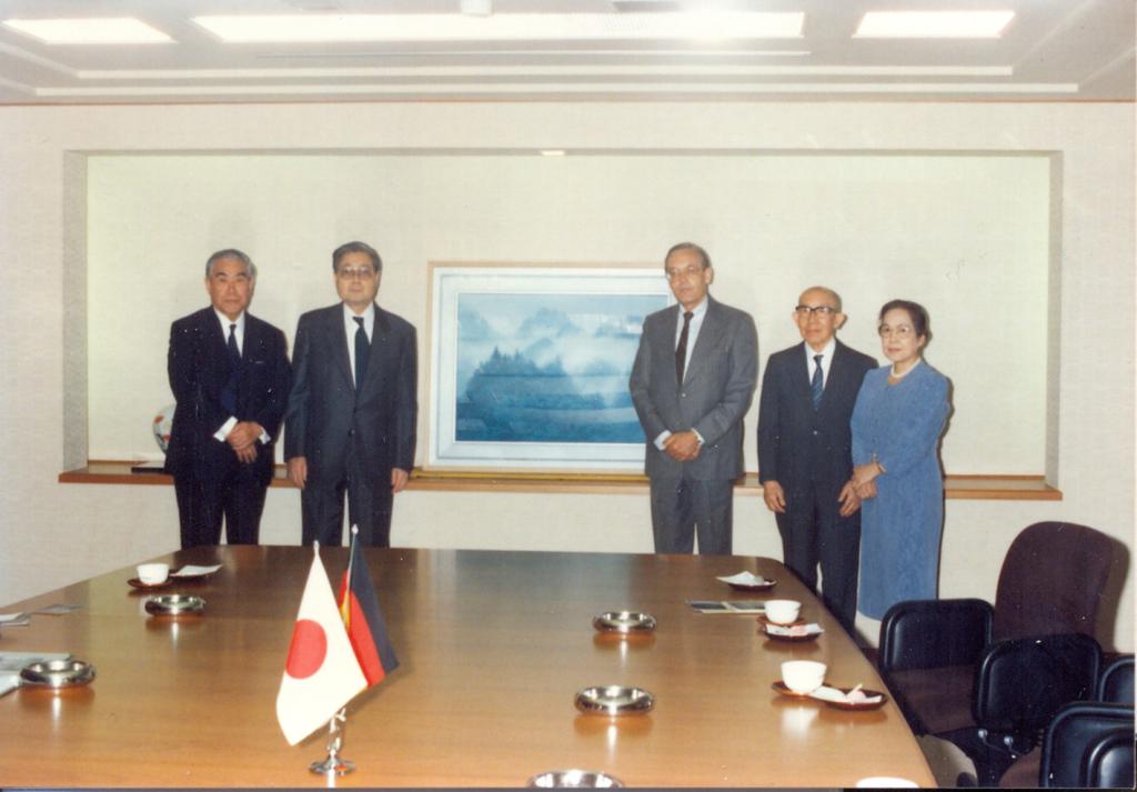 ベルリン日独センターの「朝雲」を囲んで, 右が東山画伯夫妻、1990年頃 © ベルリン日独センター