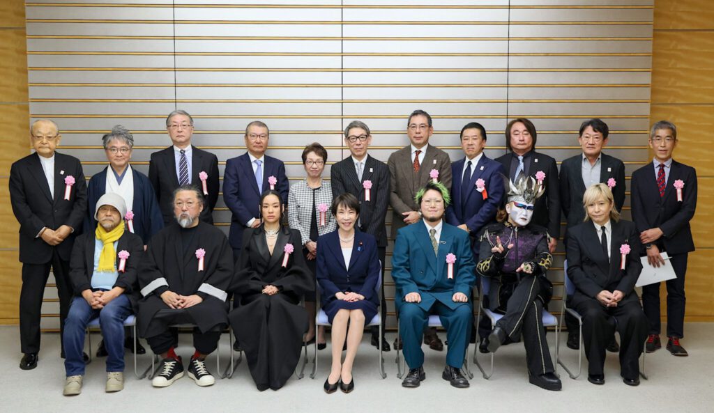 高市首相と世界一のアーティスト (アートワーカー) 村上隆くん、首相官邸、令和7年12月22日 Prime Minister Takaichi with World’s No.1 Artist (Art Worker) MURAKAMI Takashi the Prime Minister’s Office, December 22, 2025