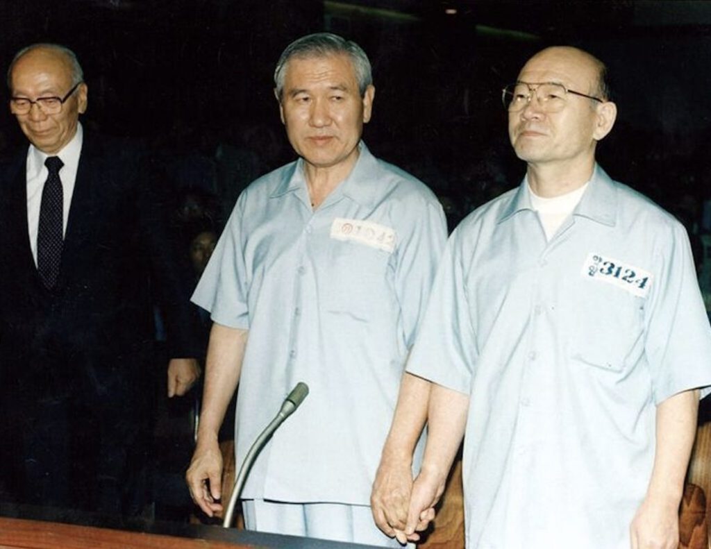 Arrested former South Korean Presidents Chun Doo-hwan Roh Tae-woo in prison uniforms
