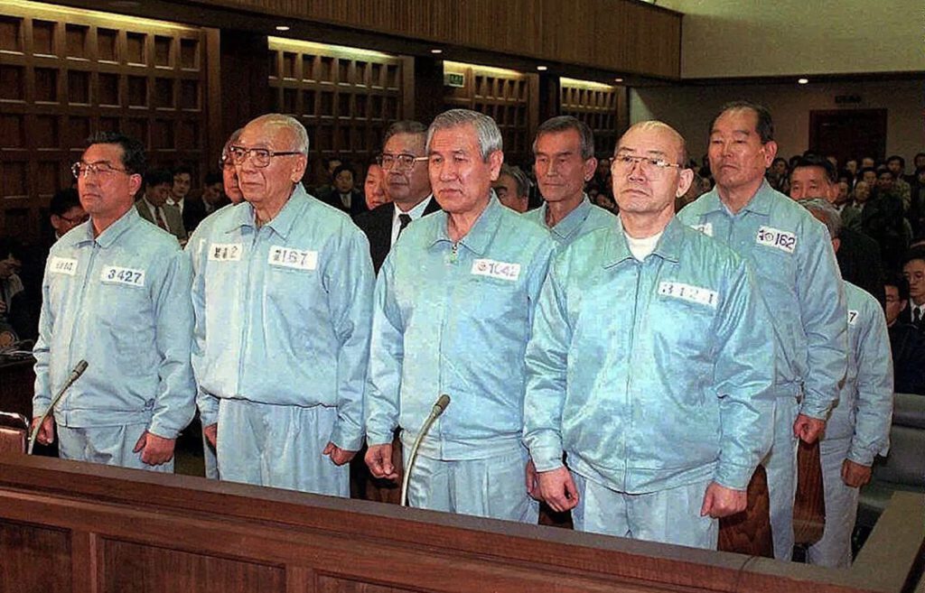 Former presidents Chun Doo-Hwan (front right) and Roh Tae-Woo (next to him) in Seoul Appellate Court with their former army generals in December, 1996, to answer for their role in the Gwangju massacre.