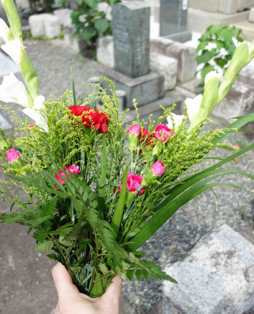 Ma chère Madeleine, je suis là… je t’ai apporté des fleurs… 愛しいマドレーヌ、来たよー、お花を持ってきました、、、