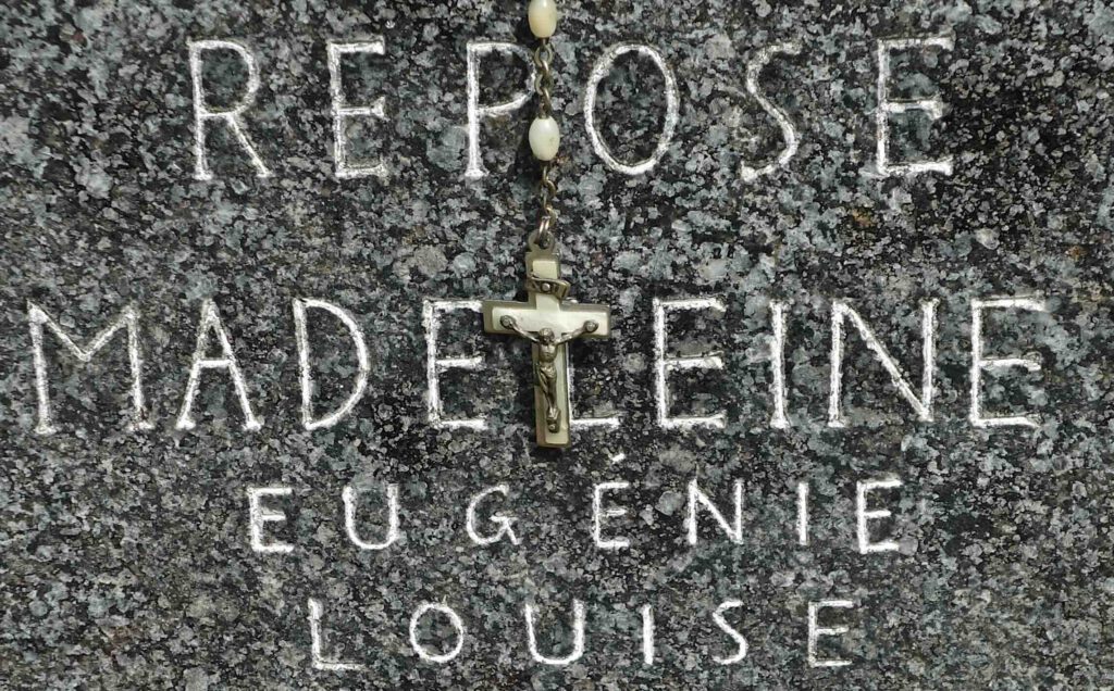 これは、1899年生まれのイタリア人の祖母のロザリオです。 This is the rosary of my Italian grandmother, who was born in 1899.
