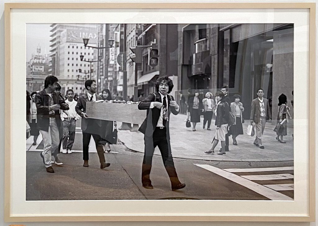折元立身 Tatsumi ORIMOTO “Carrying the Bread, Ginza Tokyo, Feb. 24, 1990”