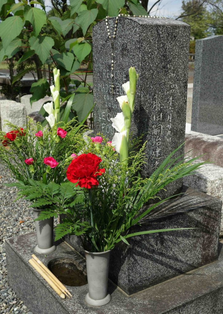 昭和拾四年六月廿九日 藤田嗣治 建之 Erected by FOUJITA Tsuguharu on June 29, 1939 Showa Year 14