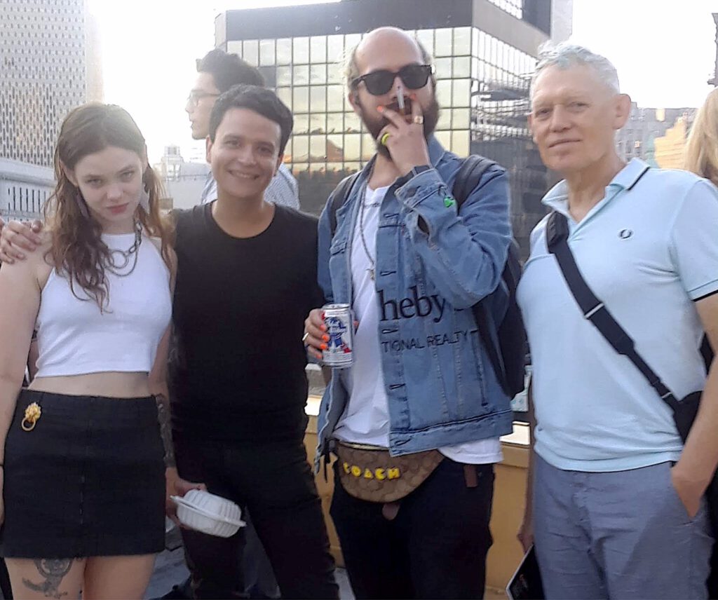 Second from left. Francisco Correa Cordero フランシスコ・コレア・コルデロ、ギャラリービル屋上にオープニングの日にビール片手に夏の日佇む心地良さ | Second from left: Francisco Correa Cordero フランシスコ・コレア・コルデロ、ギャラリービル屋上にオープニングの日にビール片手に夏の日佇む心地良さ (photo by Satomi Nakai)