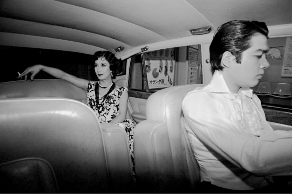 美輪明宏のロールス・ロイス1980年 Rene Burri Akihiro Miwa riding in her Rolls Royce in Tokyo 1980