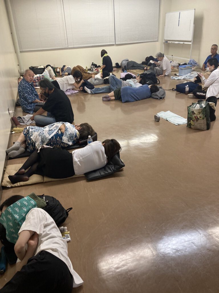 僕も熊本県八代市総合体育館2階会議室に避難しています。