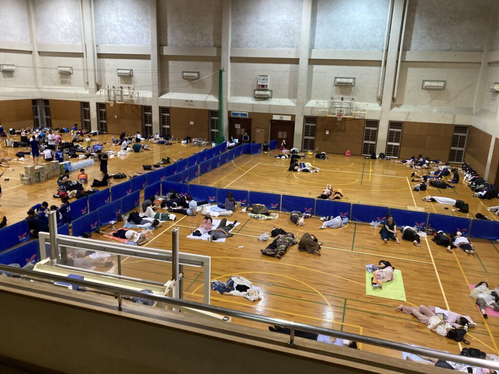 僕も熊本県八代市総合体育館2階会議室に避難しています。 #熊本地震
