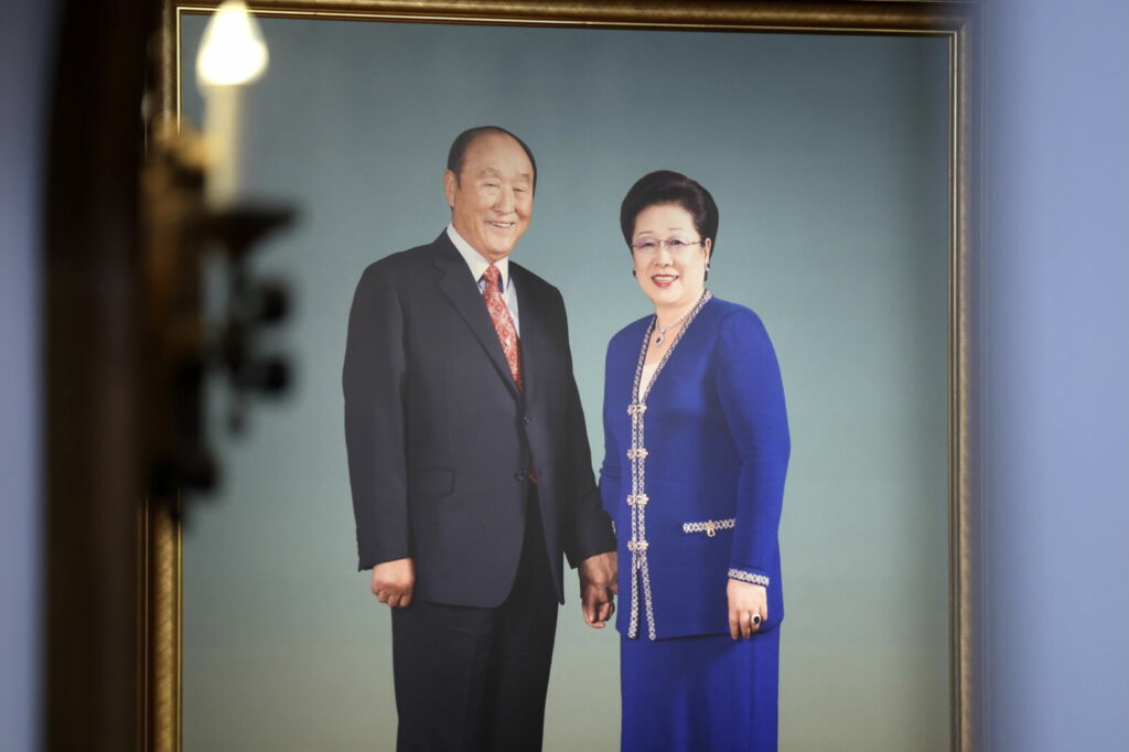 旧統一教会の日本本部に飾られた創始者の文鮮明氏 (左) と総裁で妻の韓鶴子氏の写真