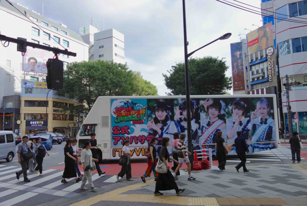Afternoon, in front of SEKAIDO, Shinjuku
