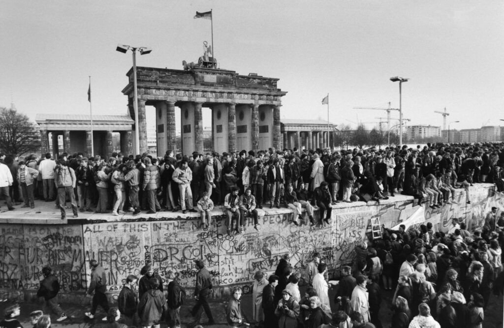 Ost- und Westdeutsche vor dem Brandenburger Tor am 12. November 1989